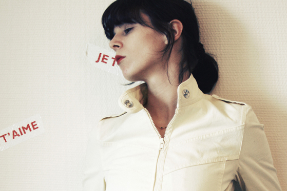 look - comment porer le jaune - blouson jaune - top bleu pâle - compensées jaunes texto