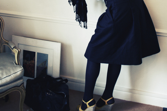 look - comment porer le jaune - blouson jaune - top bleu pâle - compensées jaunes texto
